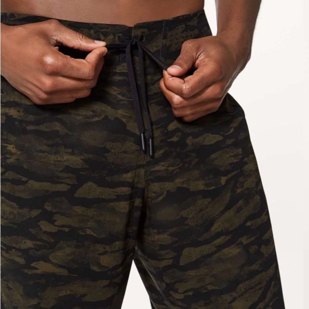 lululemon athletica Camouflage Men Shorts - Black and Green
